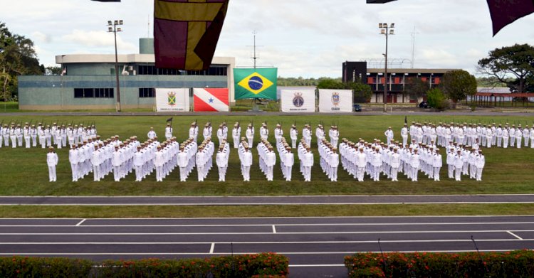 CIABA realiza Cerimônia de Juramento à Bandeira para Alunos da EFOMM.