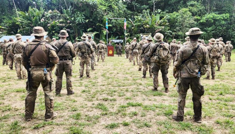 Após três dias de exercícios na floresta, militares americanos recebem o brevê de SELVA