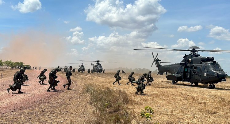 Tropas dos Exércitos Brasileiro e Americano realizam o Assalto Aeromóvel no terceiro dia de Operação Core 23
