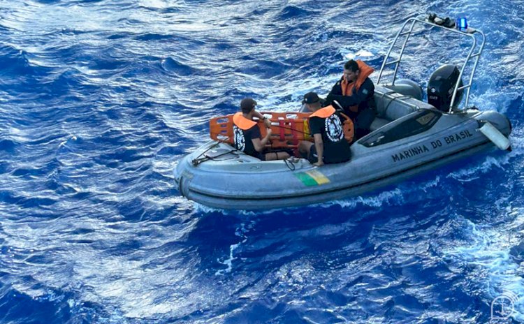 Marinha resgata pescador enfermo a 650 quilômetros da costa do Maranhão