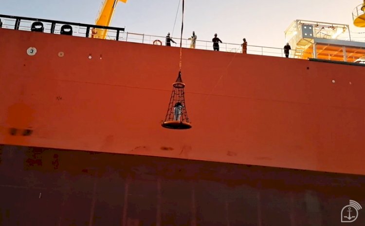 Marinha resgata homem ferido em navio de bandeira francesa